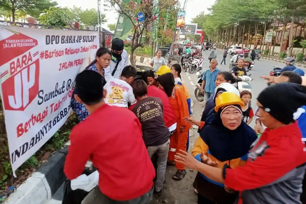 Relawan Jokowi BaraJP Bagi-bagi Takjil di Makassar