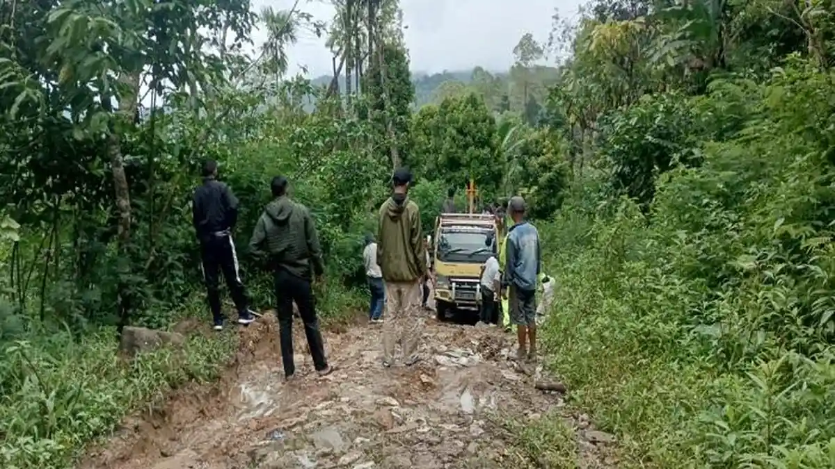 Akses Jalan Menuju Puskesmas Lenang Manggarai Timur Rusak Berat
