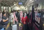 Calon-penumpang-KA-saat-akan-naik-Kereta-dari-Stasiun-Gubeng-Surabaya.jpg