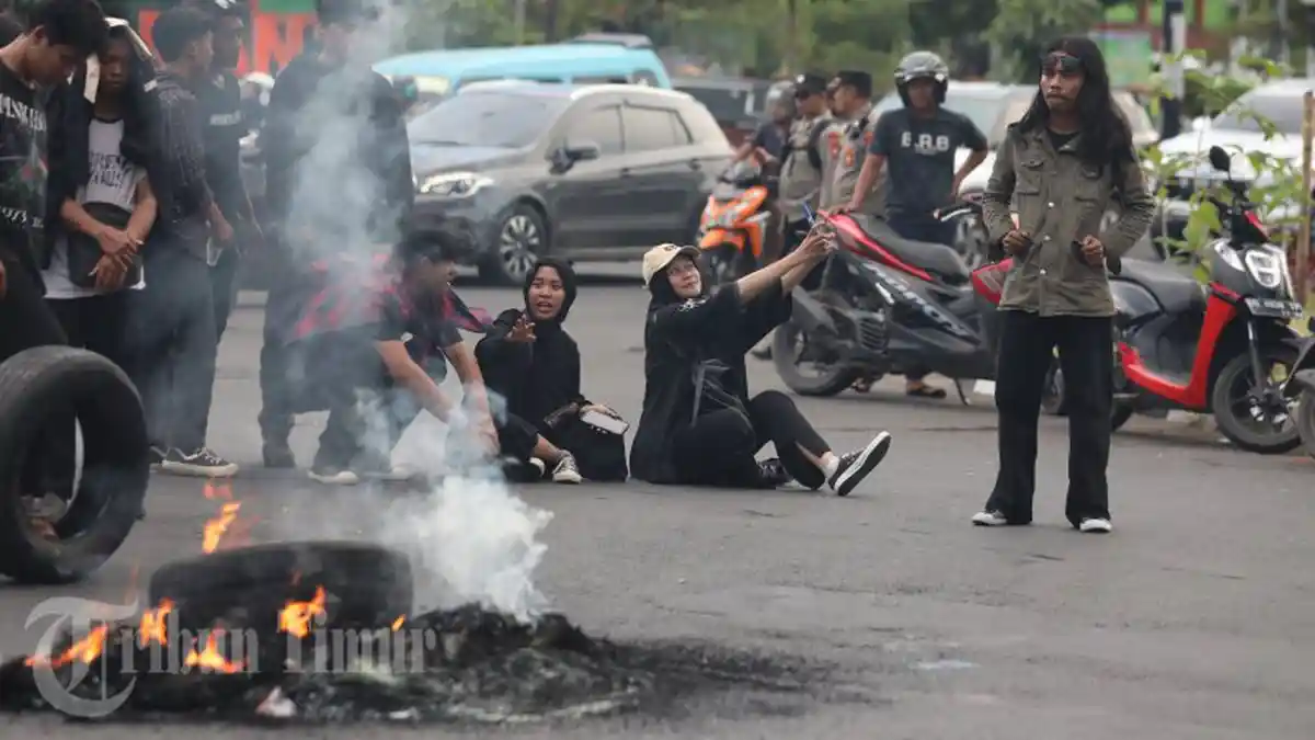 Mahasiswa Makassar Tutup Jalan Sultan Alauddin dalam Aksi Peringatan Hardiknas - demohardiknas3.jpg