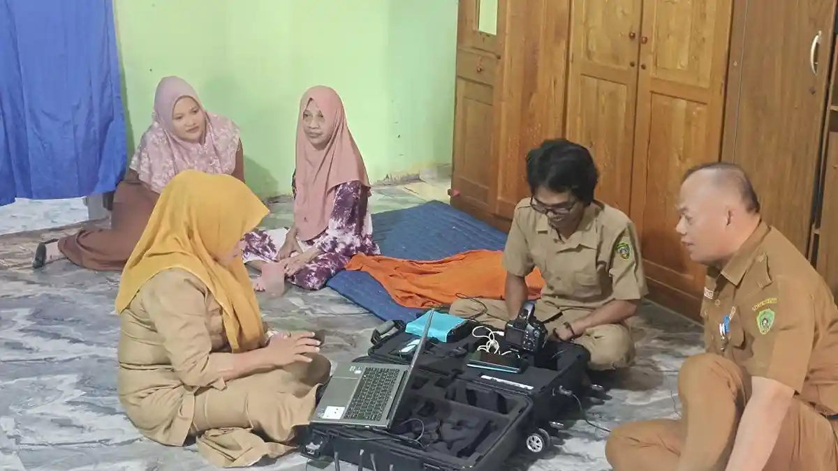 Disdukcapil PPU Datangi Rumah Warga yang Sakit untuk Rekam e-KTP