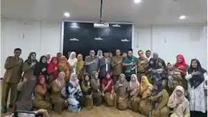 Guru-bantu-berfoto-bersama-Anggota-DPRD-Kampar-saat-hearing-Komisi-II.jpg
