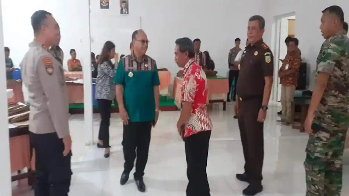 Jelang Pemilu 2024, Bupati Yohanis Dade bersama Forkompimda Sumba Barat Datangi Gudang Logistik KPU