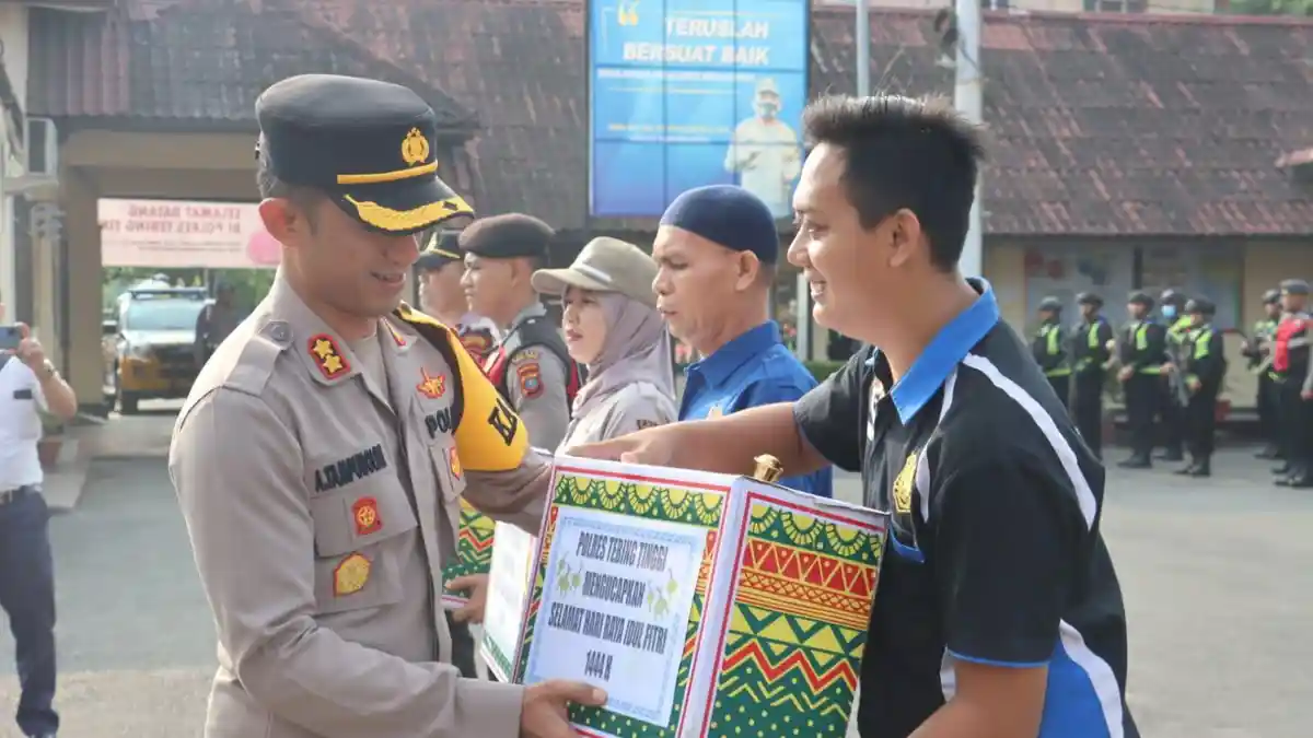 Kapolres Tebingtinggi Berikan Bingkisan Lebaran Kepada Personel Jelang Idul Fitri