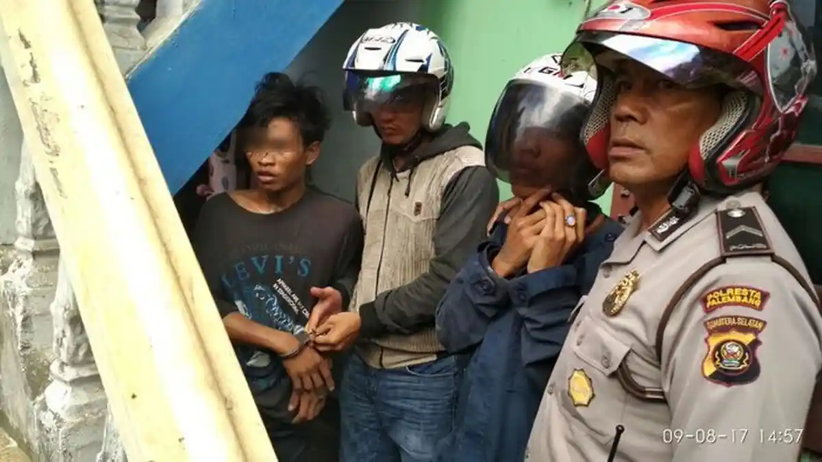 Masuk ke Dalam Lubang Saat Lari Usai Jambret HP, Dua Sekawan Babak Belur Dihajar Massa