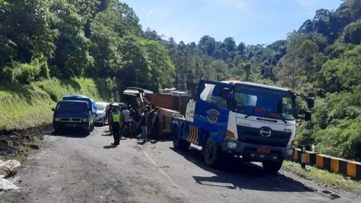 Truk Muatan Elektronik Terbalik di Silaiang Sumbar, Polisi Langsung Lakukan Evakuasi