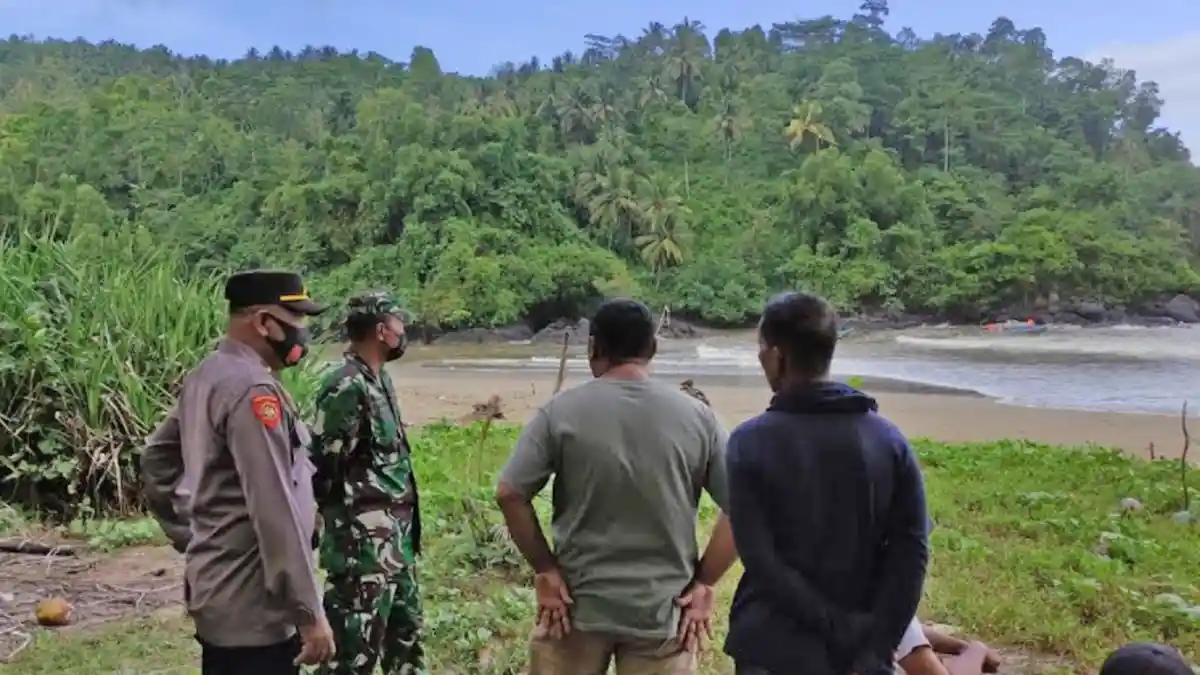 Perahu Nelayan Terbalik Tersapu Ombak Besar di Pantai Blado Trenggalek, 1 Orang Hilang