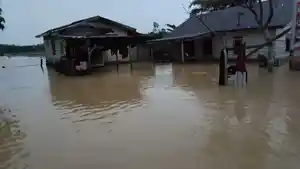 Gampong-Alue-Ie-Mirah-Kecamatan-Indra-Makmu-kembali-dikepung-banjir-akibat-hujan-deras.jpg