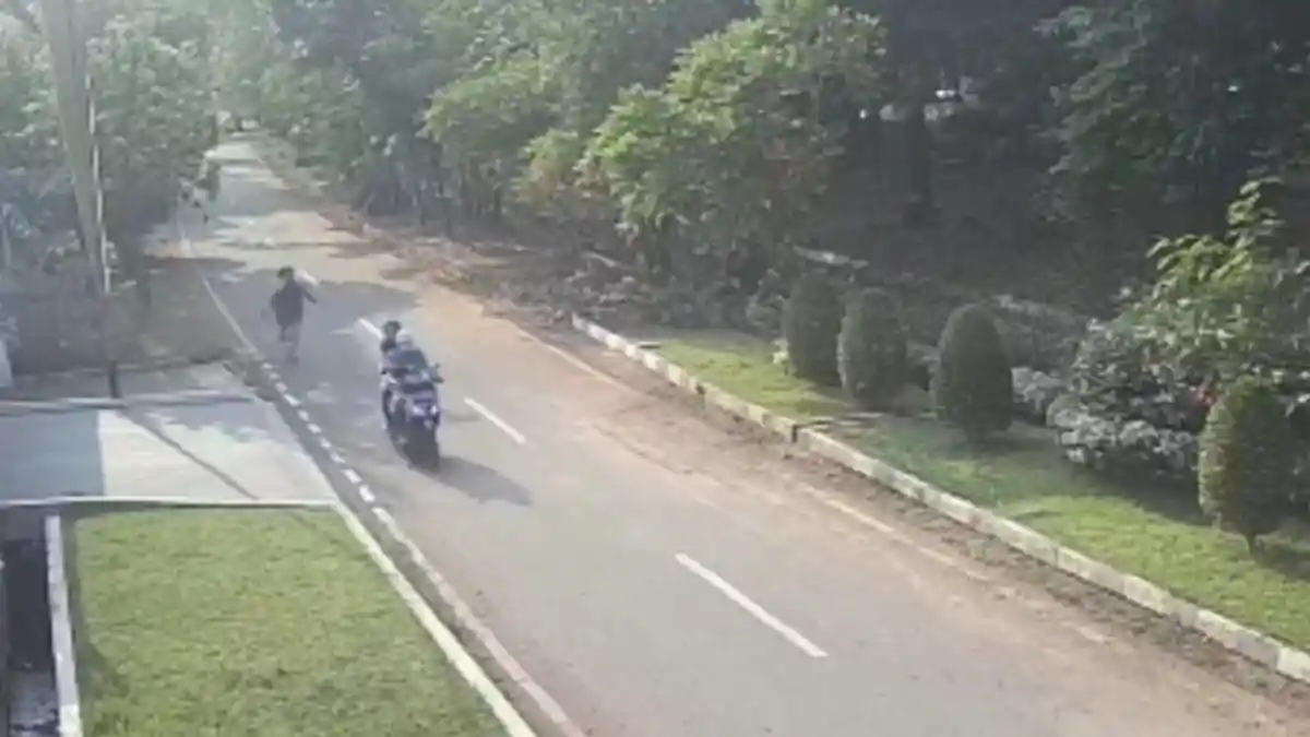 Jalan Kaki Sambil Main Handphone, Pemuda di Kayu Putih Pasrah Jadi Korban Jambret