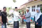 Serahkan-Daging-Kurban-Kapolres-Aceh-Singkil-AKBP-Joko-Triyono-serahkan-daging.jpg