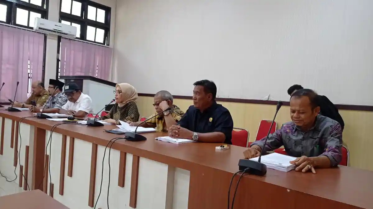 Bapemperda DPRD Palu-Pemkot Rapat Bahas Ranperda Pajak dan Distribusi Daerah