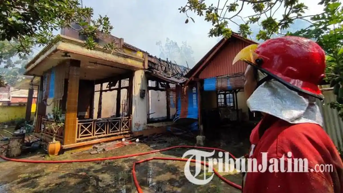 Ditinggal Salat Jumat, Rumah Pensiunan PNS di Banyuwangi Terbakar, Motor Ikut Hangus