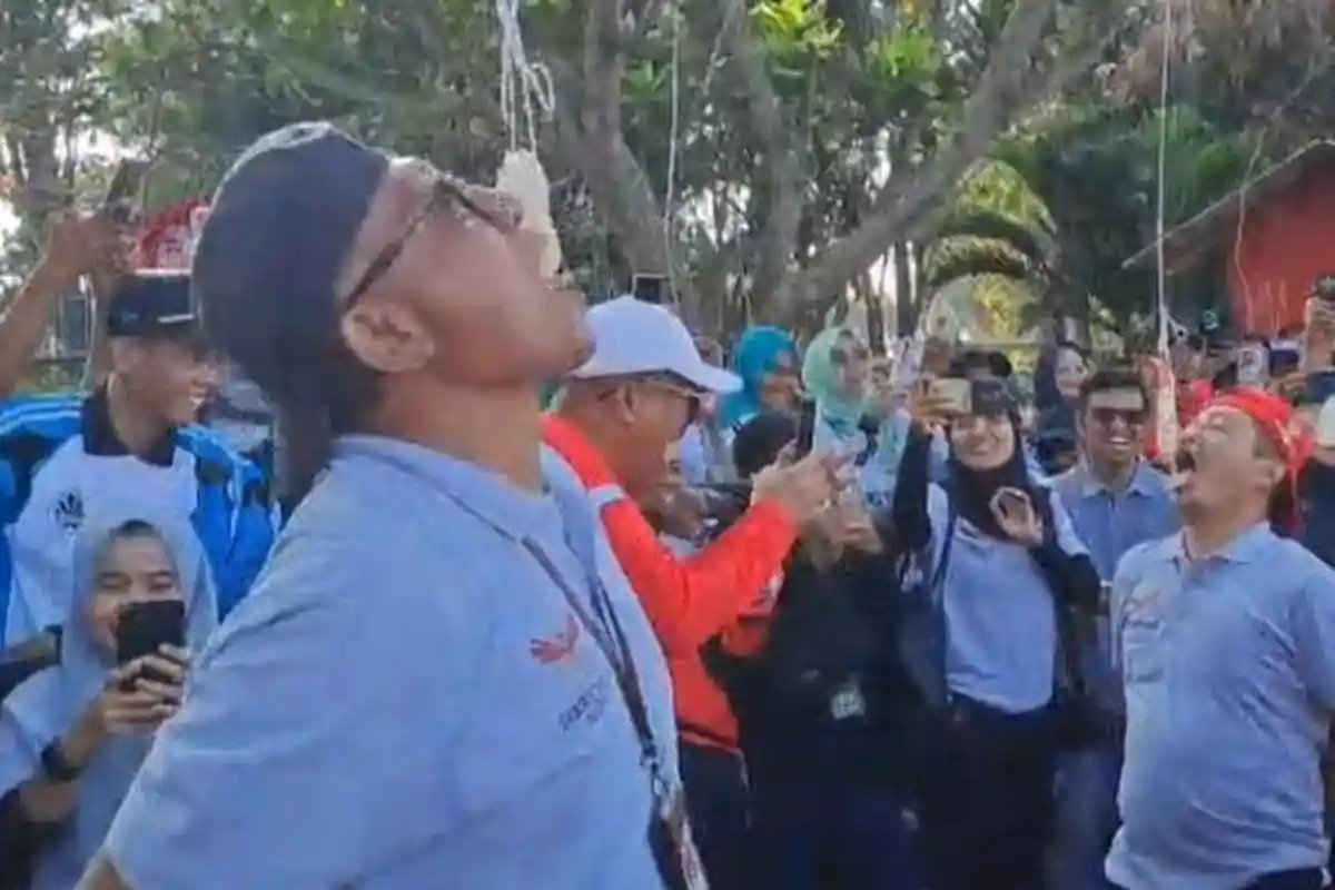 Sengitnya Wabup dan ASN Bangkalan Ikuti Lomba Agustusan, Berebut Makan Kerupuk Sampai Jadi Pembalap