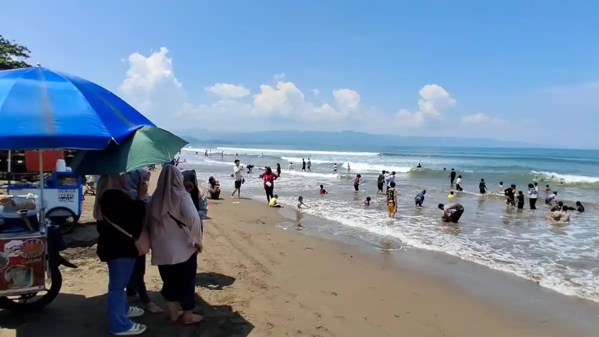 Wisatawan Serbu Pantai Citepus Sukabumi, Tempuh Perjalanan Singkat Tanpa Macet Lebaran