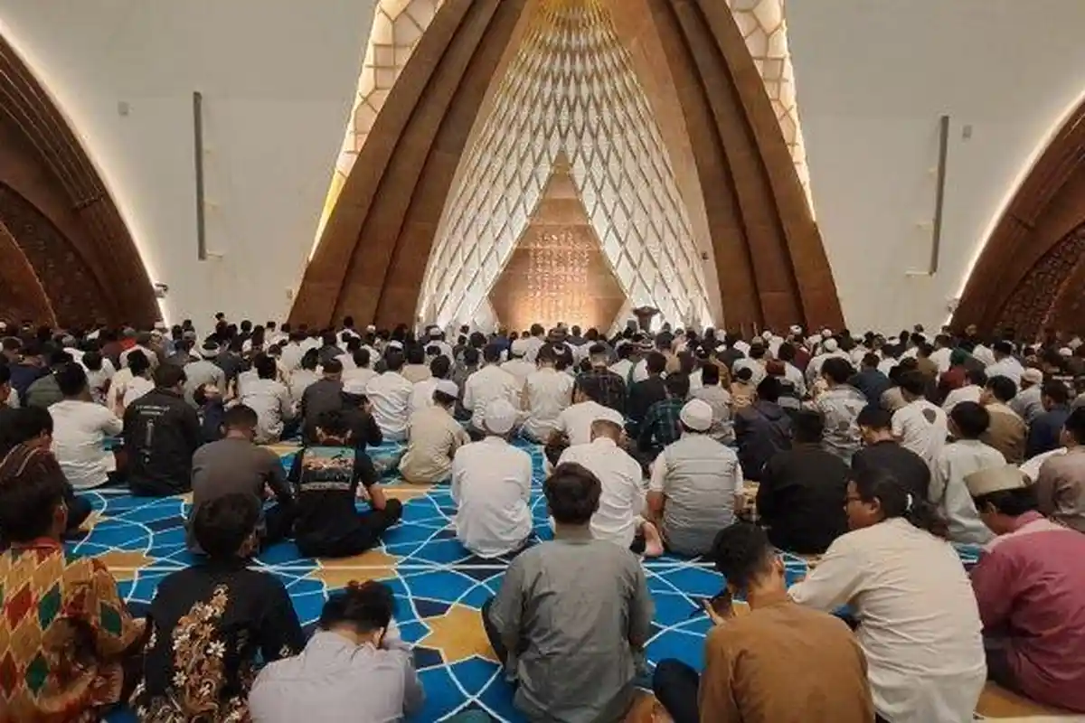 9 Hal yang Jangan Anda Lakukan Saat Sholat Jumat