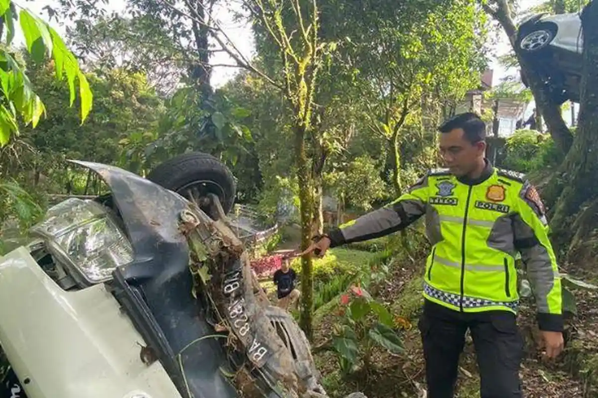 Bersenggolan saat Menyalip, 2 Minibus Masuk Jurang di Silaiang Padang Panjang, Tidak Ada Korban Jiwa