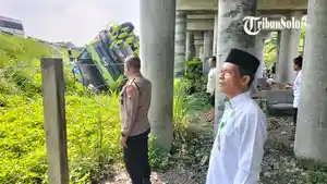 Sebuah-truk-trailer-bermuatan-25-ton-gypsum-terguling-di-KM-500-Tol-SoloNgawi-Boyolali.jpg