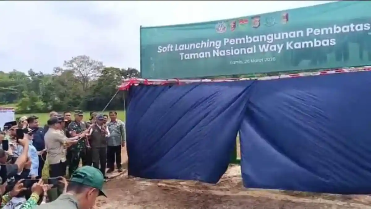 Menhut Raja Juli Soft Launching Pembatas TNWK Lamtim Senilai Rp 839 Miliar