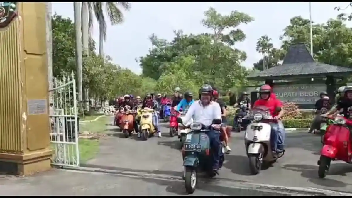 Ribuan Pecinta Motor Vespa Ramaikan Blora Vespa Noise, Bupati Arief Ikut Keliling Kota