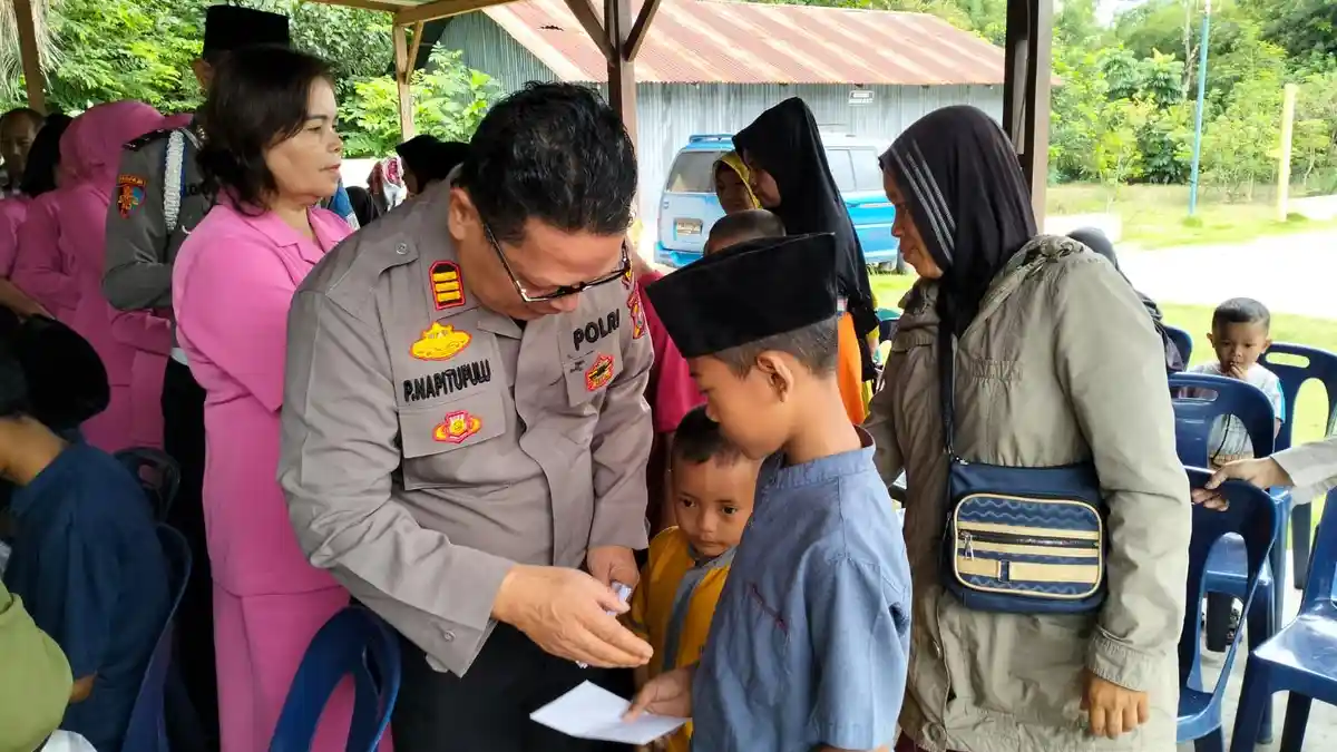 Kapolsek Aek Natas Pimpin Penyerahan Bantuan Sosial kepada Anak Yatim Piatu