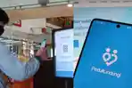 pengunjung-saat-memindai-barcode-pedulilindungi.jpg