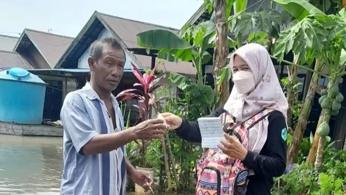 Atasi Kutu Air Bagi Warga Terdampak Banjir, Bidan Desa di Martapura Barat Diterjunkan Bagikan Salep