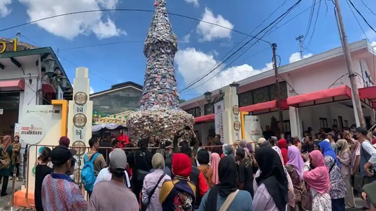 Unik! Gunungan Oleh-oleh Khas Jogja Setinggi 11 Meter di Teras Malioboro 1 Pecahkan Rekor MURI