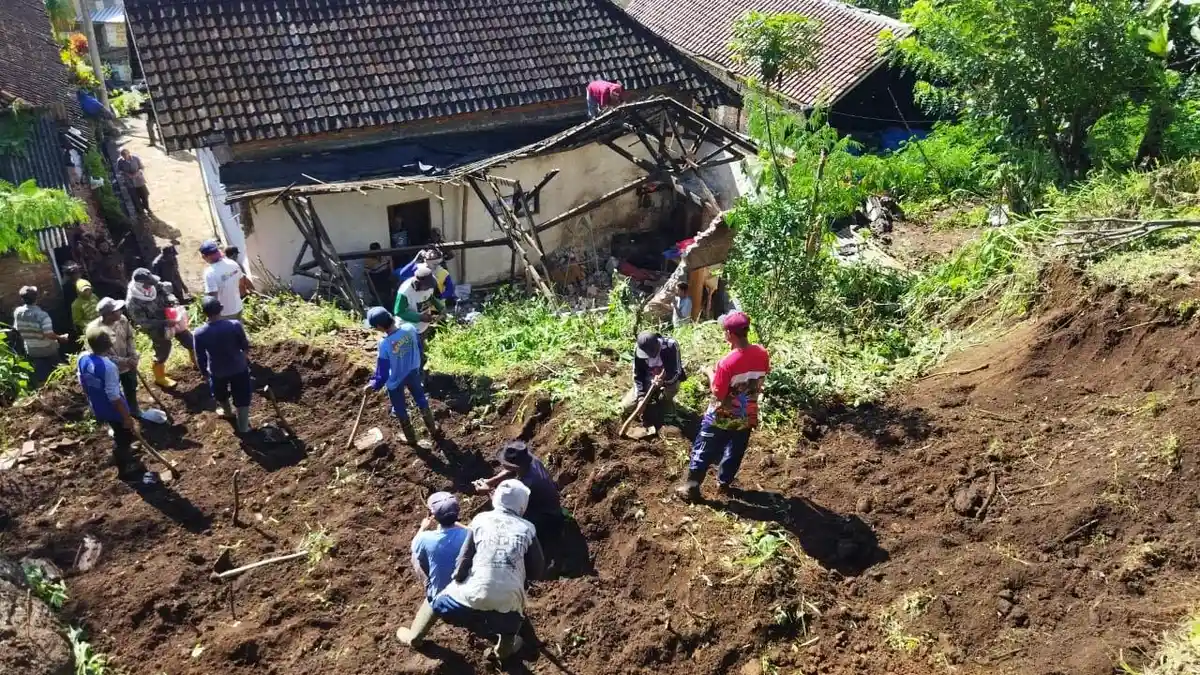 Rumah Warga Kota Batu Tertimpa Longsor Bagian Dapur dan Motor Rusak, Tetap Dihuni Keluarga