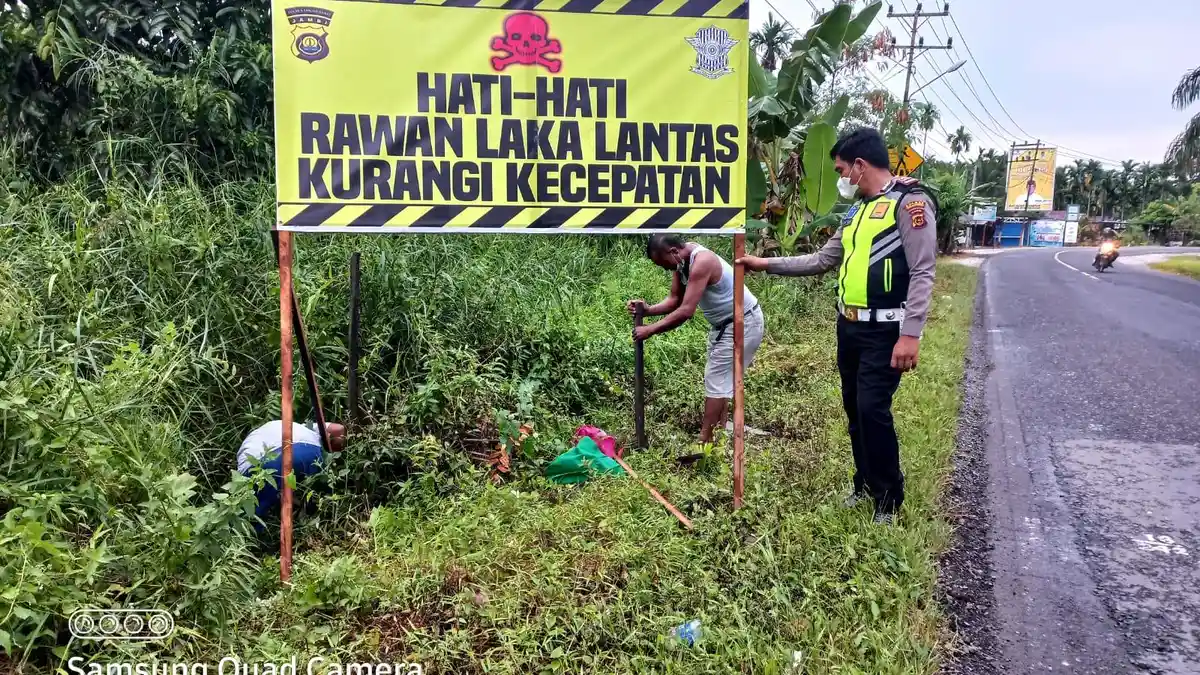 Antisipasi Kecelakaan Selama Arus Mudik, Polres Tanjab Barat Pasang Rambu di Daerah Rawan