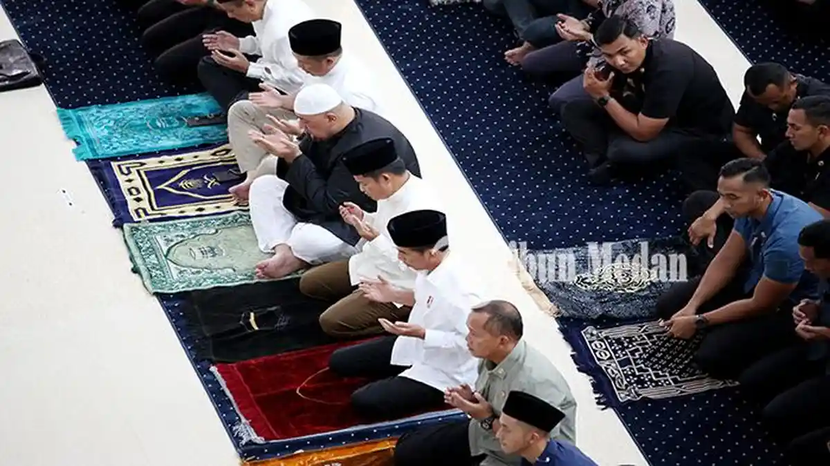 Berita Foto: Didampingi Pj Gubernur Sumatra Utara, Presiden Jokowi Salat Jumat di Masjid Agung Medan - 12042024_SALAT-JUMAT_ABDAN-SYAKURO-4.jpg
