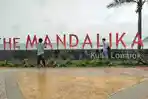Dua-orang-sedang-berfoto-di-Pantai-Kuta-Mandalika.jpg