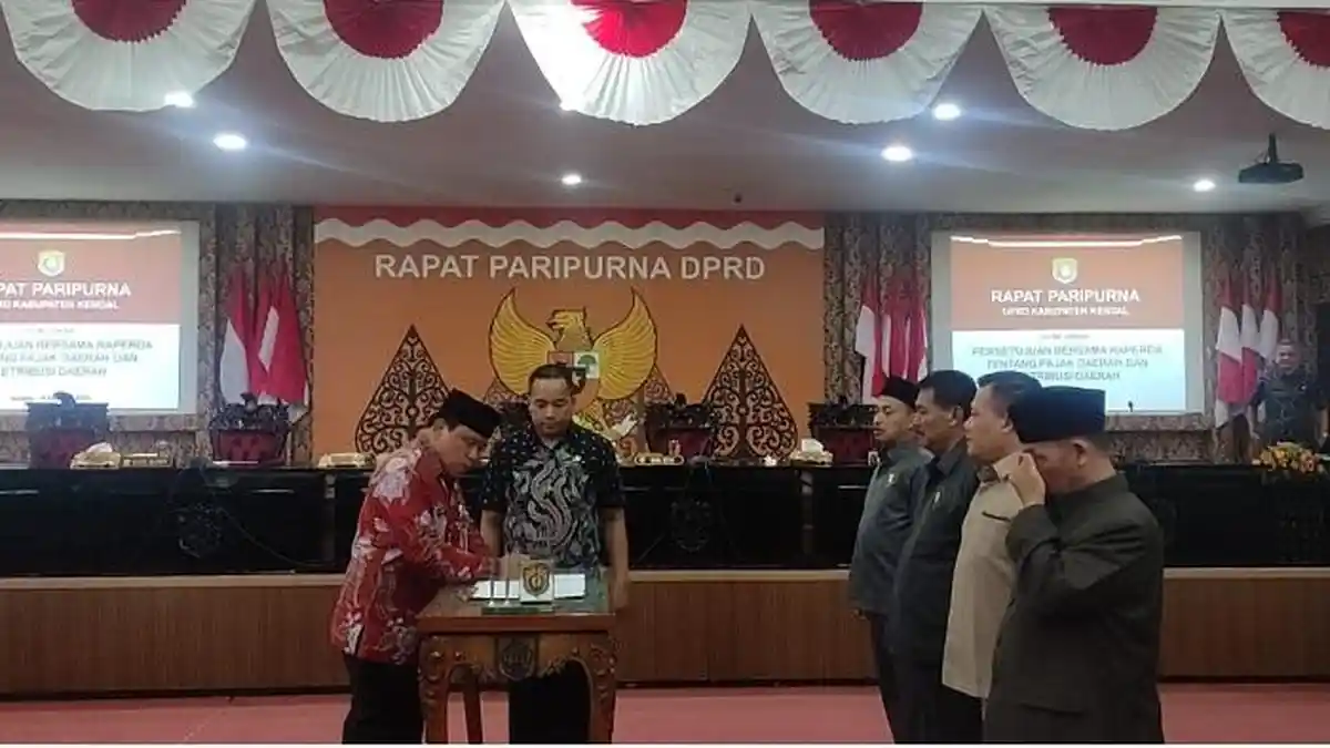 DPRD Kendal Menetapkan Raperda Pajak dan Retribusi Daerah