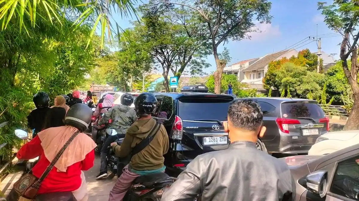 Jalan Boulevard GDC Arah Alun-alun Macet Parah Pagi Ini, Imbas Puncak Perayaan Lebaran Depok 2025