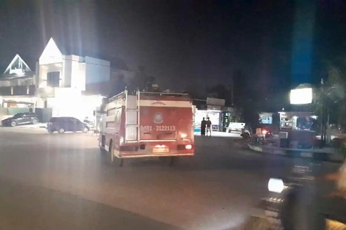 Damkar Kendari Sulawesi Tenggara Diterjunkan Padamkan Api yang Bakar Kabel di Tiang Listrik