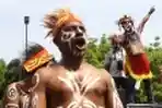 Berpakaian Adat Pengunjukrasa Desak KPK Usut Korupsi Raja Ampat