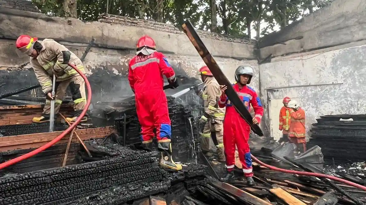 Gudang Kasur Busa di Tuntang Kabupaten Semarang Terbakar, Api Membesar ...
