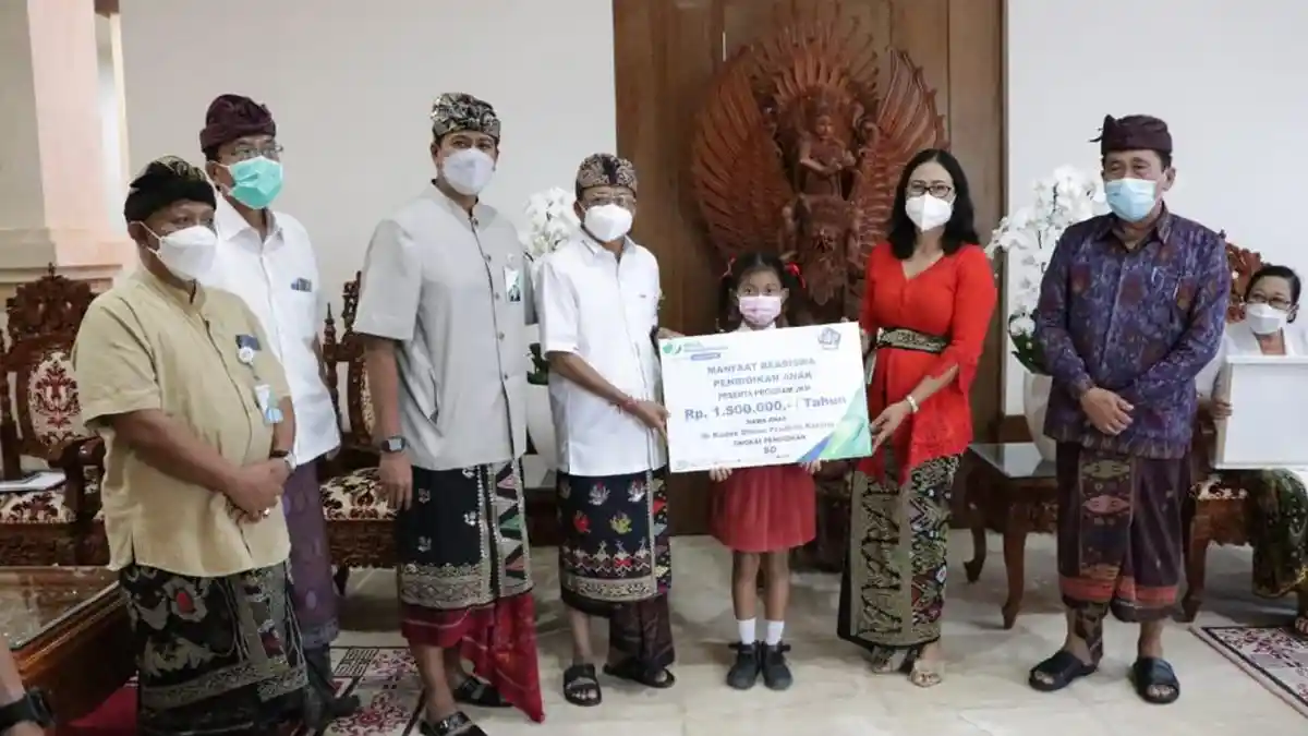 Serahkan Beasiswa Rp 144 juta, Program Jaminan Sosial Ketenagakerjaan BPJAMSOSTEK Dinilai Baik 