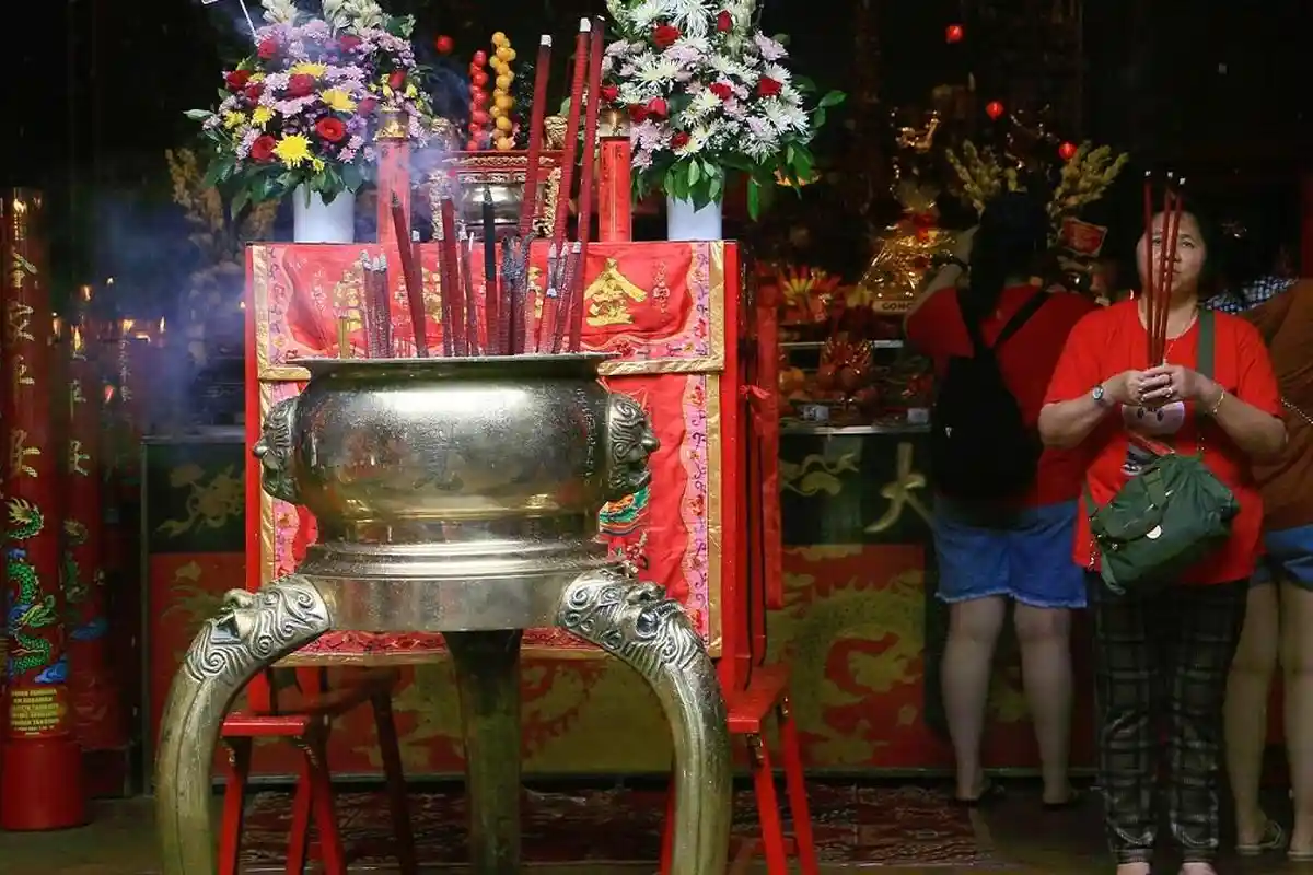 Meski Hujan Deras, Klenteng Tay Kak Sie Pecinan Semarang Masih Ramai Pengunjung