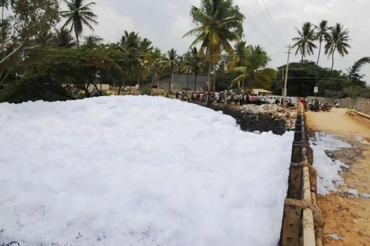 Danau di India Ini Secara Misterius Menyemburkan Busa Beracun