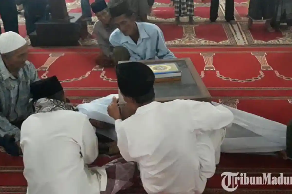 Berawal dari Mimpi, Dua Warga Pamekasan Lakukan Sumpah Pocong, Mengaku Ada yang Mengirimi Santet