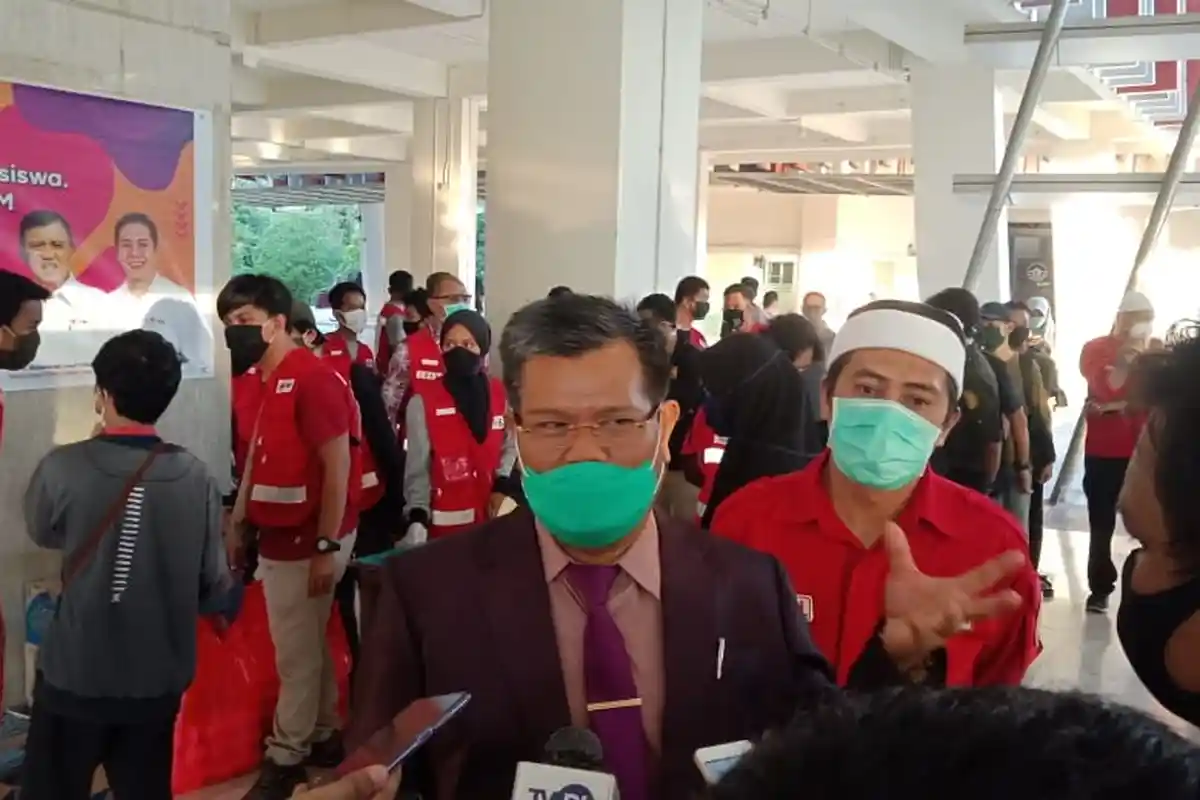 Pandemi Virus Corona, UNM dan PMI Makassar Bagi 1.000 Paket Buka Puasa ke Mahasiswa Selama Ramadhan