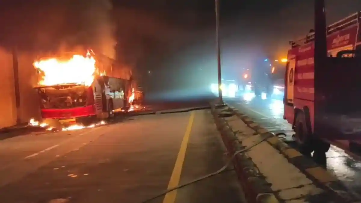 Lagi-Lagi di KM 72 Tol Cipali, Bus Harapan Jaya Terbakar Hebat di Bawah Jembatan Cikopo