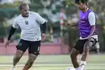 Striker-asing-Persebaya-Paulo-Victor-saat-berlatih-bersama-tim-jelang-hadapi-Borneo-FC.jpg