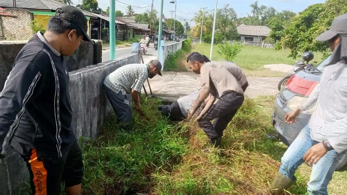 Satbinmas Polres Lingga Bersama Warga Bersihkan Parit, Salah Satu Cara Antisipasi Banjir