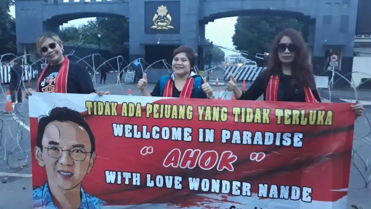 Sambut Ahok Bebas, Tiga Ibu-ibu Kakak Beradik Bentangkan Spanduk di Depan Mako Brimob