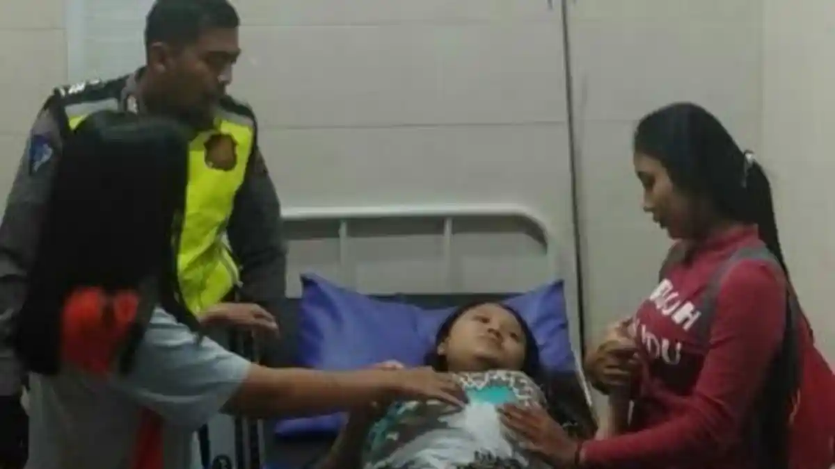 Polisi Kawal Ibu Hamil Yang Terjebak Macet Saat Akan Melahirkan