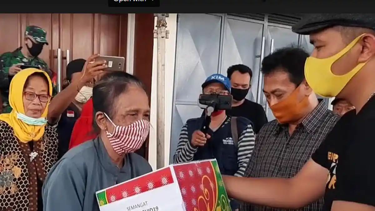 Pengusaha Muda Surabaya Bagikan 400 Paket Parcel Lebaran ke Warga Pra Sejahtera