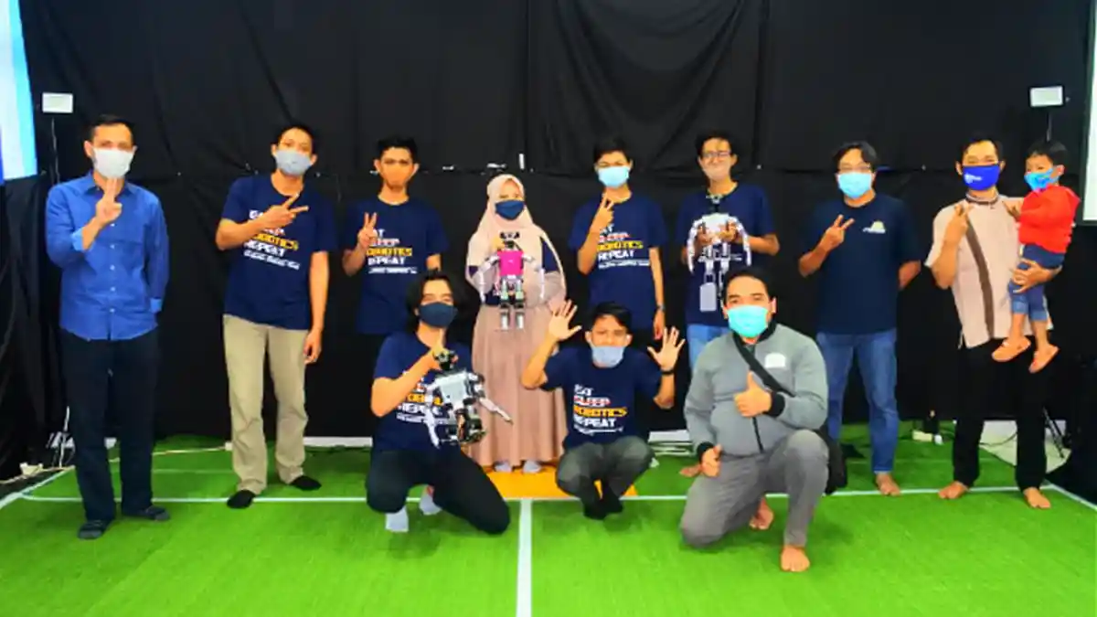 Tim Polinema Loloskan Lima Divisi Robot ke Final Kontes Robot Indonesia (KRI)