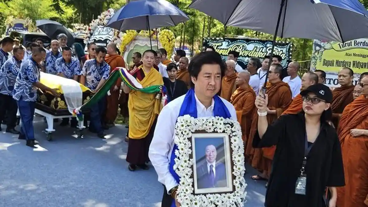 Jenazah Konglomerat Murdaya Poo Dikremasi Menggunakan Kayu Cendana dan ...