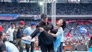 20240212_wanita-pingsan_Keke_Mayor-Teddy_ajudan-Prabowo.jpg